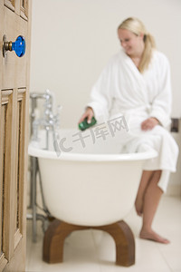浴室里的女人摄影照片_浴室里的女人在浴缸里放泡泡浴