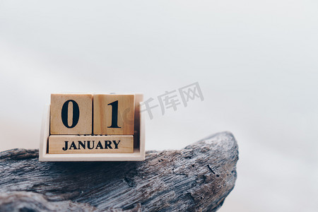 木砖块显示 1 月 1 日或新年的日期和月份日历。