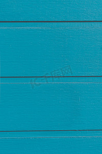 蓝色木板背景。