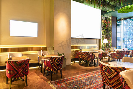 茶馆设计摄影照片_餐厅、茶馆舒适的现代内饰，配有白色投影仪屏幕