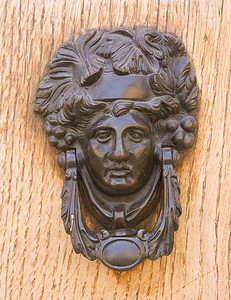 木门上的中世纪青铜门环