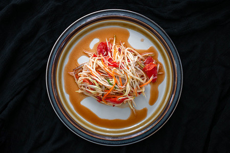 木瓜沙拉菜单，主要成分是木瓜，是健康食品，你可以在街头小吃摊上找到它，这是泰国的一道当地菜肴，是一种受欢迎的食物。