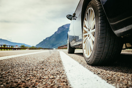 道路故障摄影照片_汽车站在故障车道、沥青和轮胎上，意大利