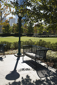 城市公园的空长凳。