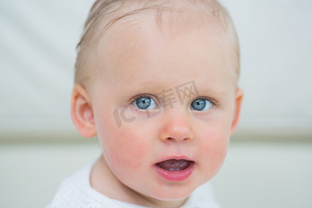 仰望的孩子摄影照片_蓝眼睛婴儿的特写