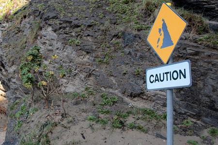 泥石流标志摄影照片_山体滑坡危险标志