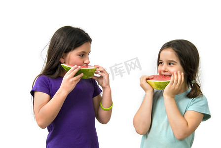 两个女孩吃西瓜