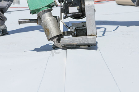 屋顶工连接白色塑料板