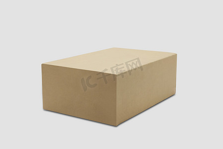 纸盒盒样机摄影照片_模型封闭的棕色纸盒隔离在白色背景、包装和容器、物流业务、包裹包装和送货服务的纸板、运输概念。