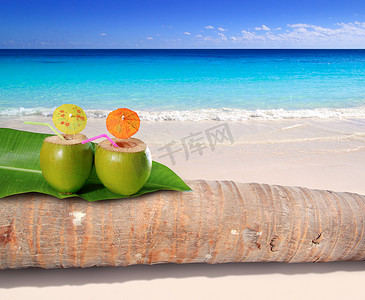 绿松石加勒比海滩的椰子鸡尾酒
