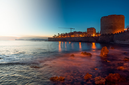 tif摄影照片_撒丁岛阿尔盖罗市从黄昏到夜晚的景观.tif