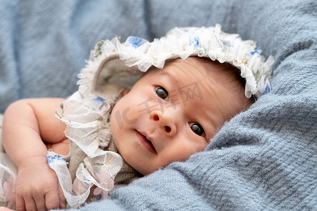 会员星期五摄影照片_新生婴儿穿着浅蓝色蓬松毯子的特写