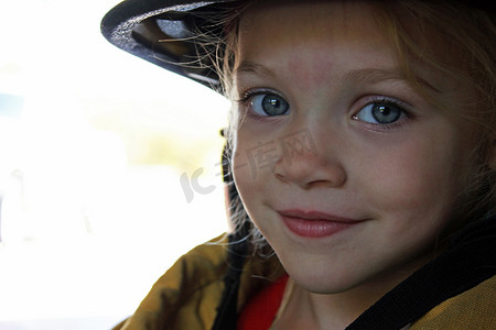 孩子消防员摄影照片_一名年轻消防员的特写镜头