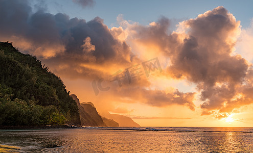 夏威夷考艾岛纳帕利海岸后退山脉上的日落