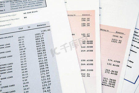 一堆银行对账单和信用卡对账单