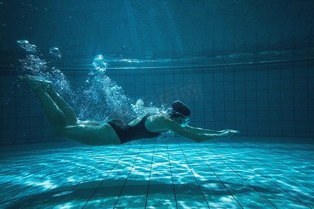 游泳运动员独自训练