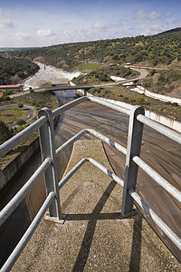 从西班牙安达卢西亚科尔多瓦附近的圣拉斐尔德纳瓦拉纳水库俯瞰瓜达尔梅拉托河