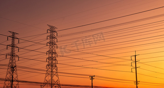 高压电塔和电线与日落的天空。