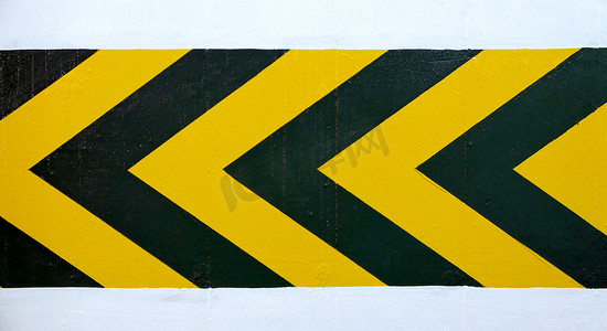 路段警示牌摄影照片_左黄黑墙警告路标
