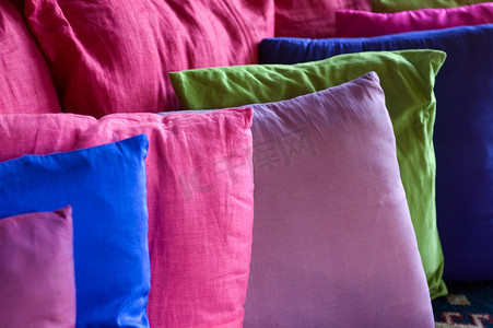 鲜艳的彩色枕头