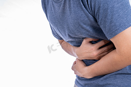 肝痛摄影照片_患有胃痛和受伤的男子被隔离在白色背景中。