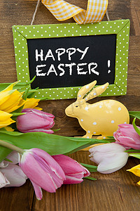小复活节兔子和色彩缤纷的郁金香