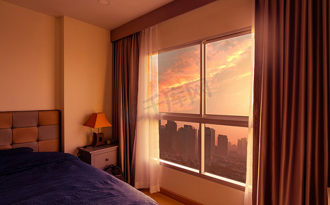早晨的卧室，早晨的阳光透过玻璃窗，窗帘打开。