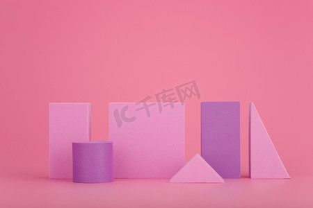 亮粉色背景上带有粉色和紫色几何图形的抽象几何构图，带有复制空间
