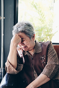 孤寂摄影照片_强调抑郁、疲劳、悲伤、心烦意乱的亚洲老人、老年老年妇女