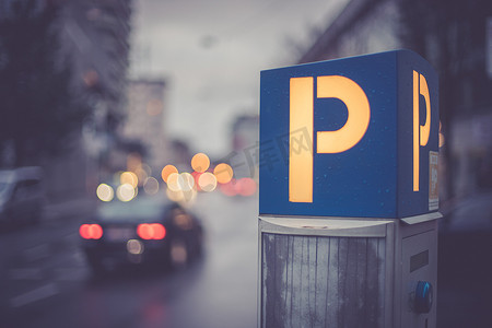 市中心停车：停车机、夜景和汽车