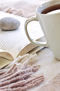 一边喝茶一边读书放松