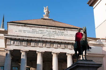费利斯摄影照片_热那亚法拉利广场卡洛费利斯剧院前的朱塞佩·加里波第雕像。