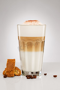 玛奇朵摄影照片_拿铁玛奇朵巧克力粉咖啡豆和饼干