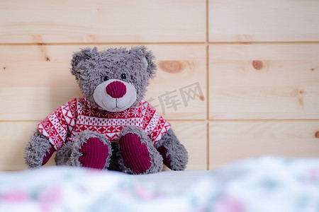 泰迪梦想概念：泰迪熊坐在木床上