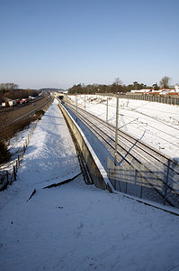 封面火车摄影照片_赛道上有雪