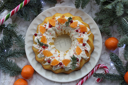 用一片橘子和一根松枝装饰的自制圣诞糕点