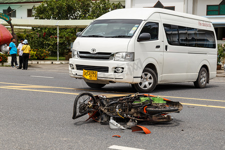 泰国普吉岛 — 11 月 3 日： 道路和 cra 上的货车事故