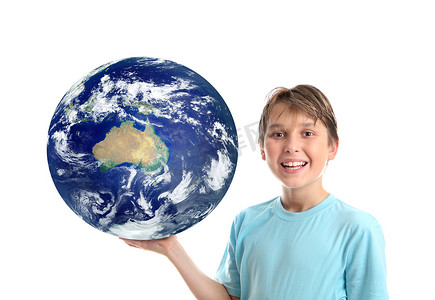 微笑的孩子抱着我们的世界星球，展示澳大利亚和大洋洲