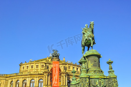 雕像和森帕歌剧院在德累斯顿