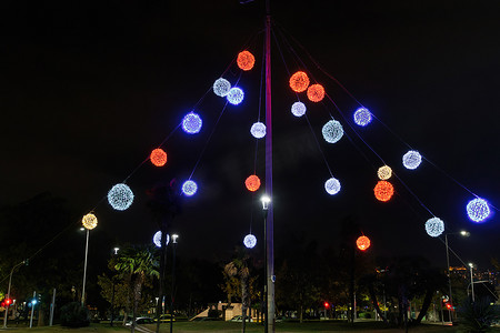 城市广场色彩缤纷的圣诞球装饰夜景。