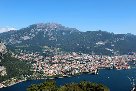 雷塞戈内山和莱科市（意大利北部）夏季山湖之间的鸟瞰图