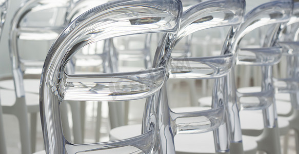 行现代塑料设计的椅子