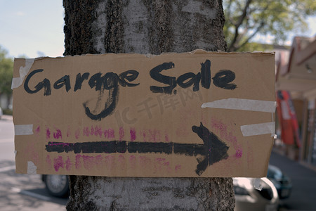 手工制作的车库出售标志贴在树上