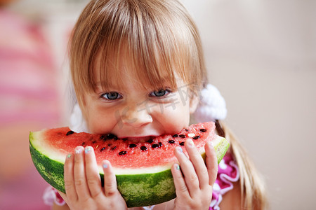 西瓜摄影照片_有趣的孩子吃西瓜
