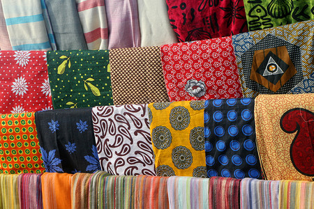 洗水棉面料摄影照片_市场上色彩缤纷的非洲面料