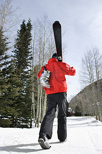 携带滑雪装备的少年。