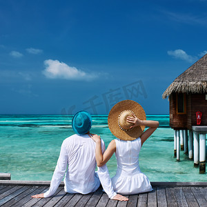 马尔代夫海滩码头上的情侣