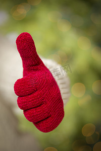 戴着红色手套的女人举起大拇指手势