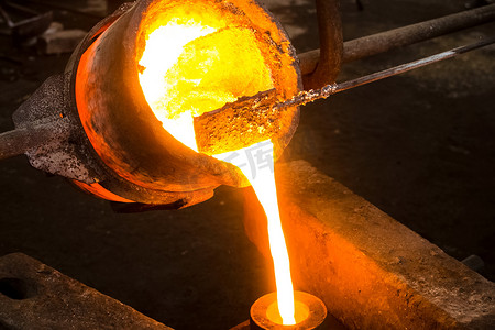金属摄影照片_钢厂里的一大碗熔融金属。