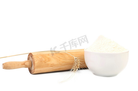 擀面杖和小麦粉的组成。